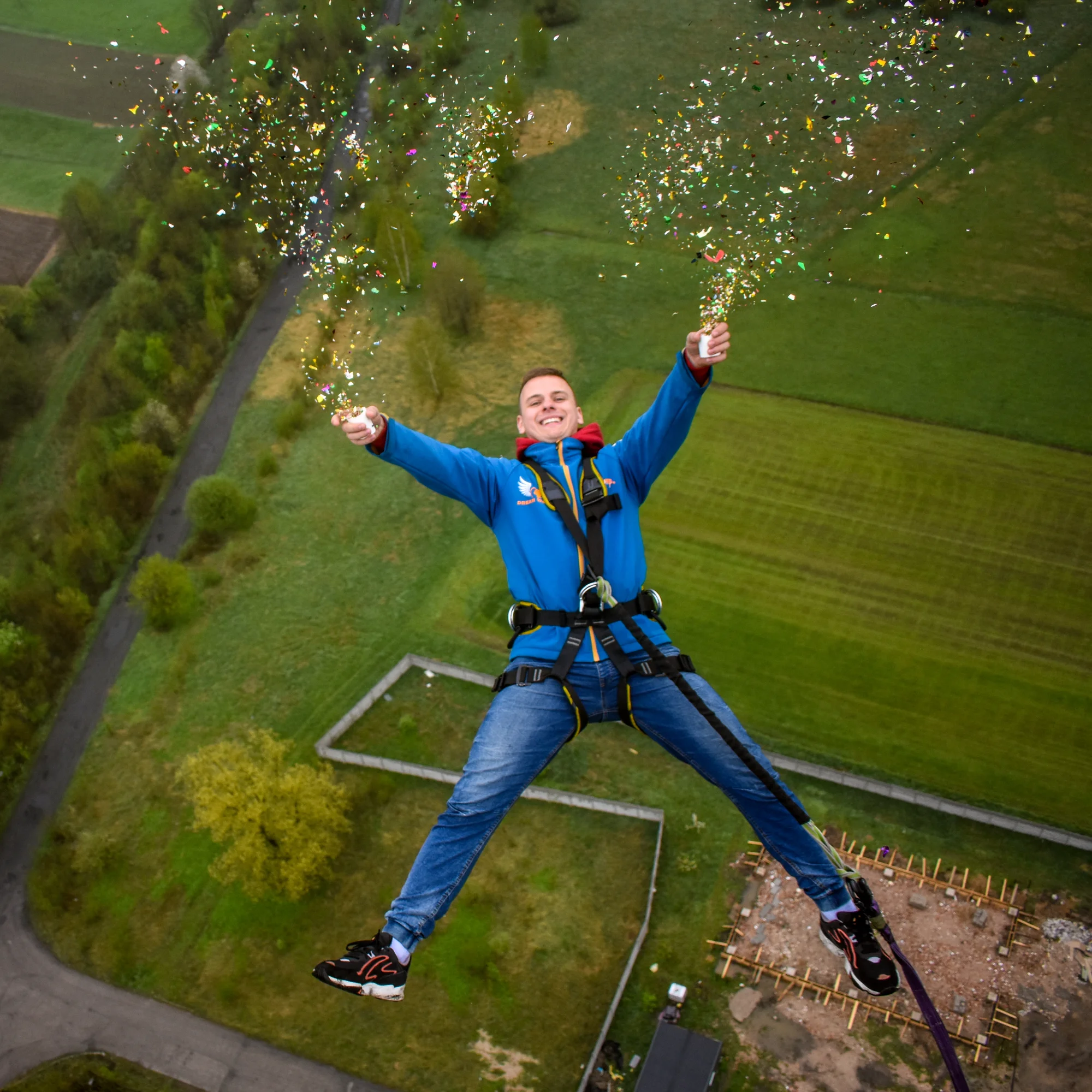Seskok na laně z Giant Tower s výškou 100 m nedaleko polské Karpacze