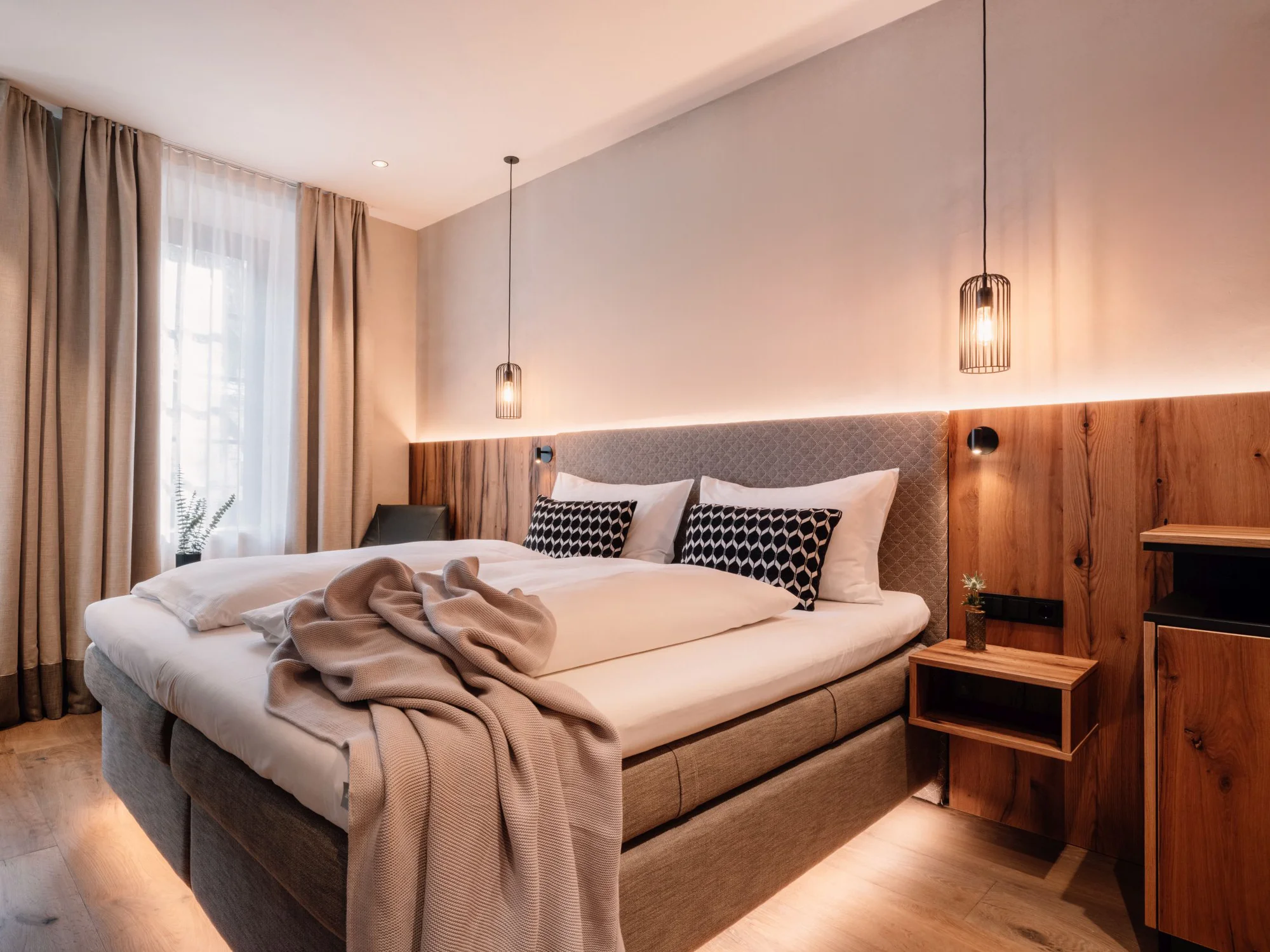 Krásný hotel ve Schladmingu: wellness a střešní bazén, polopenze plus a sommercard s lanovkami zdarma