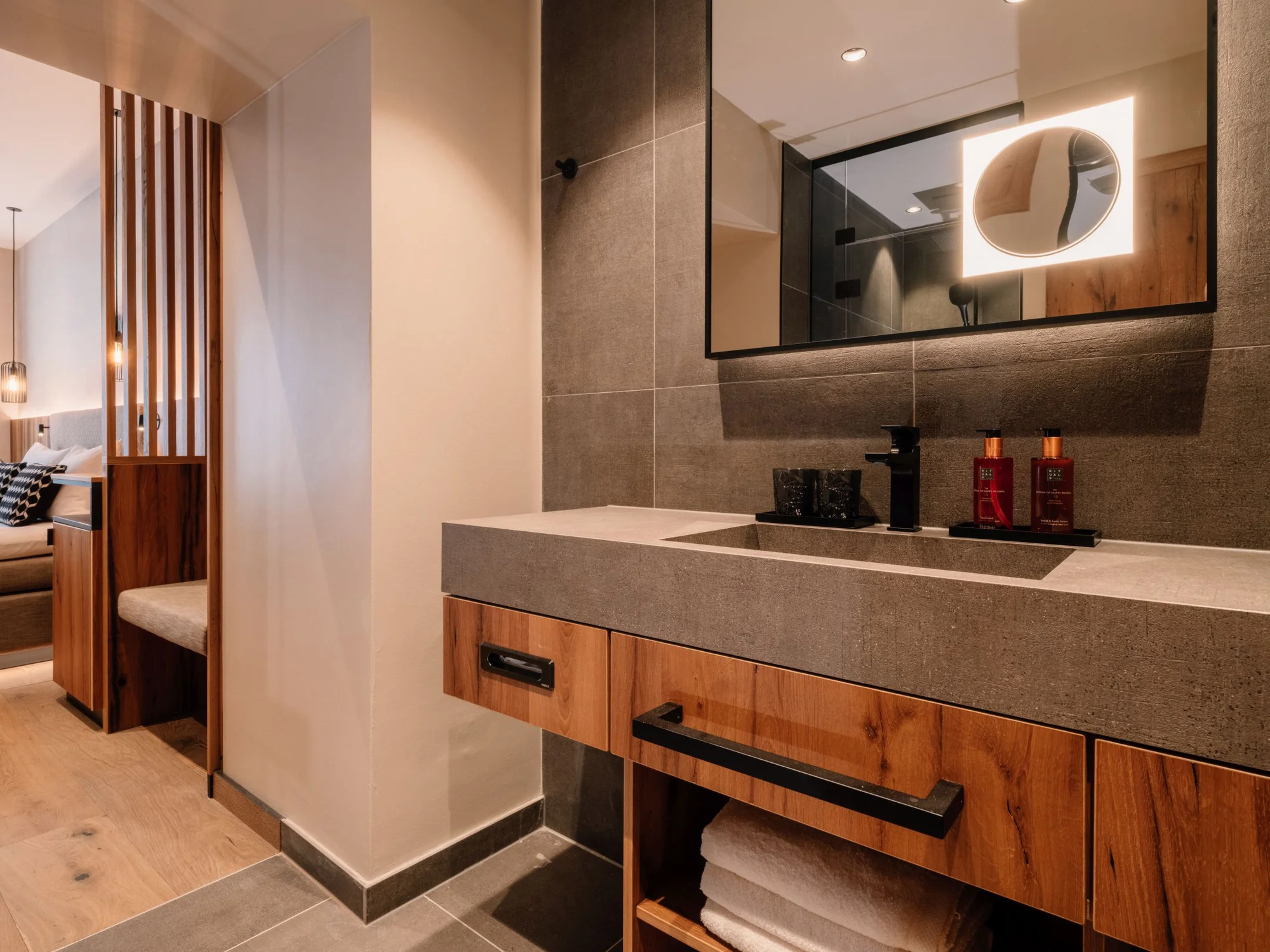 Krásný hotel ve Schladmingu: wellness a střešní bazén, polopenze plus a sommercard s lanovkami zdarma