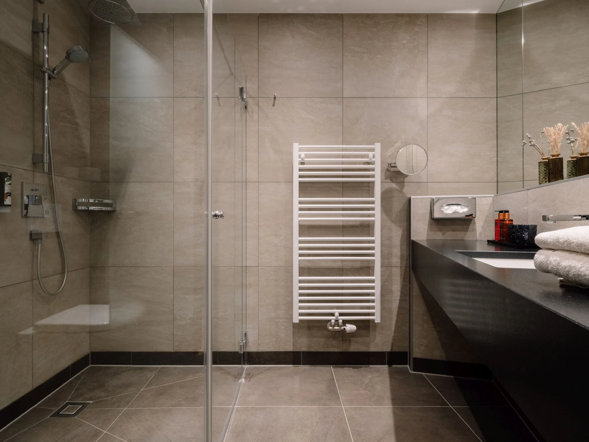 Krásný hotel ve Schladmingu: wellness a střešní bazén, polopenze plus a sommercard s lanovkami zdarma