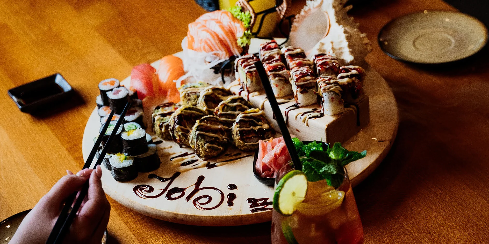 Set 34 či 54 ks sushi: maki, nigiri i další rolky podávané na suchém ledu