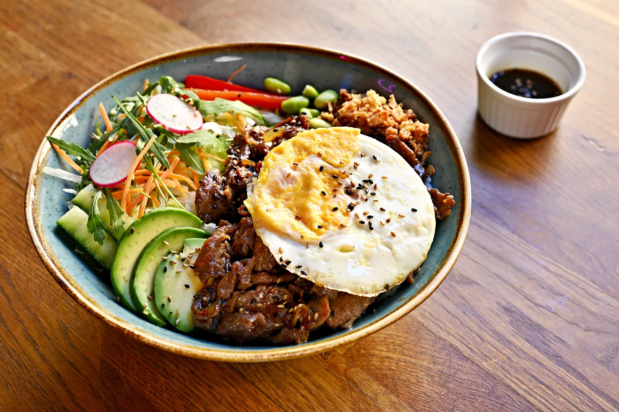Limonády, koktejly a poke bowl s shishou či asijské menu pro dva na Vinohradech