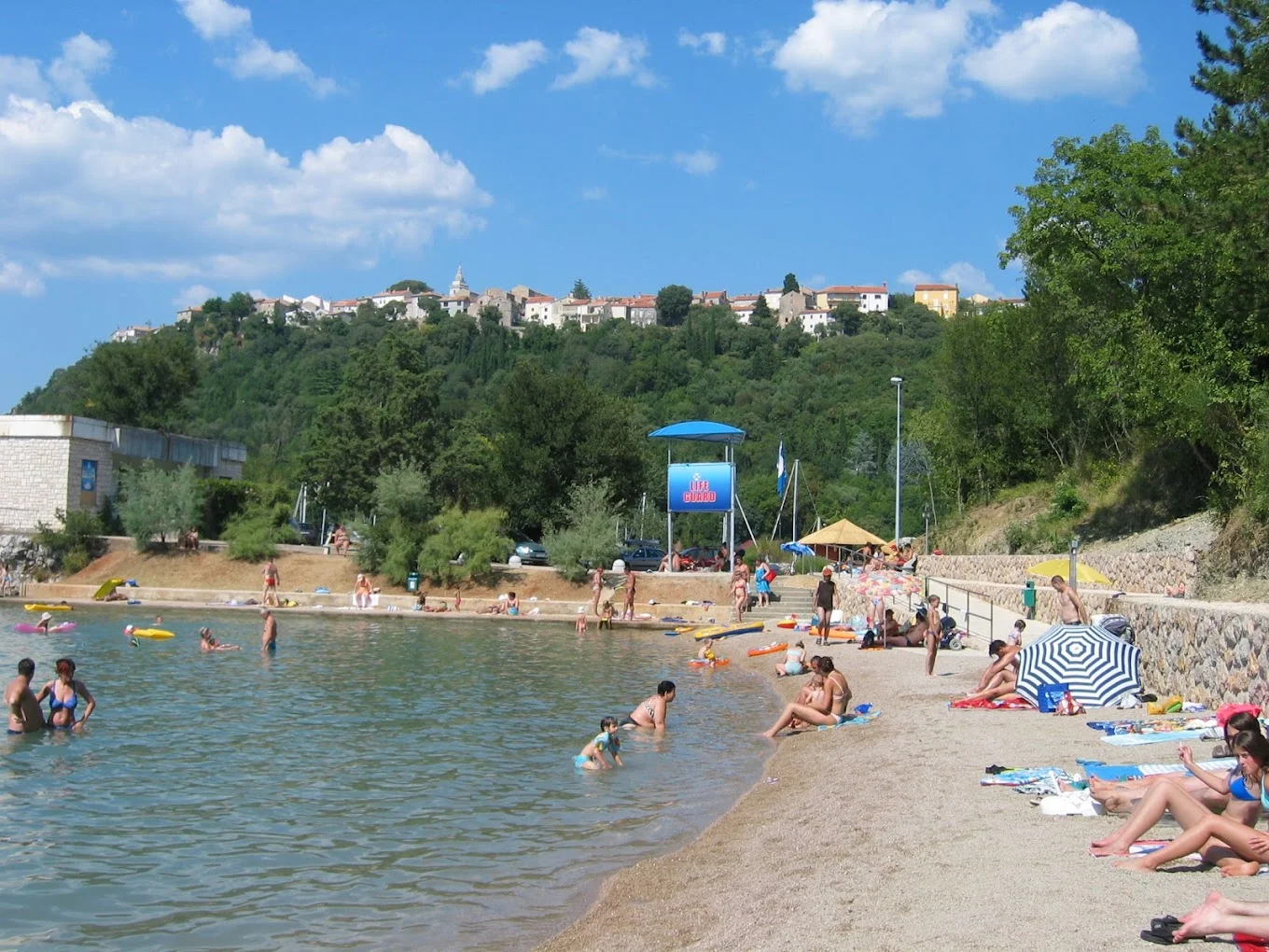 Chorvatská dovolená na ostrově Krk: polopenze, hotel 50 m od moře, sportovní aktivity
