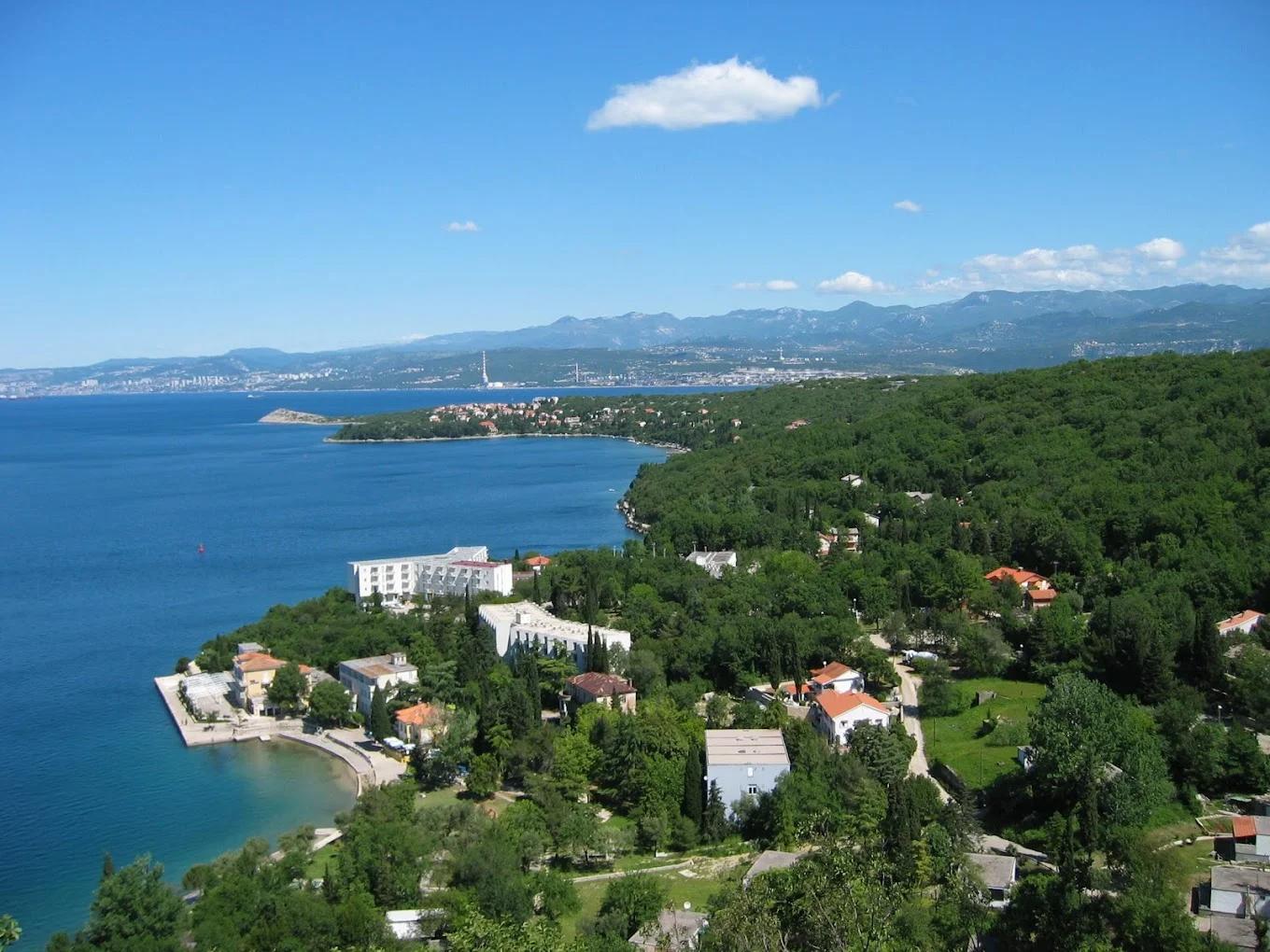 Chorvatská dovolená na ostrově Krk: polopenze, hotel 50 m od moře, sportovní aktivity