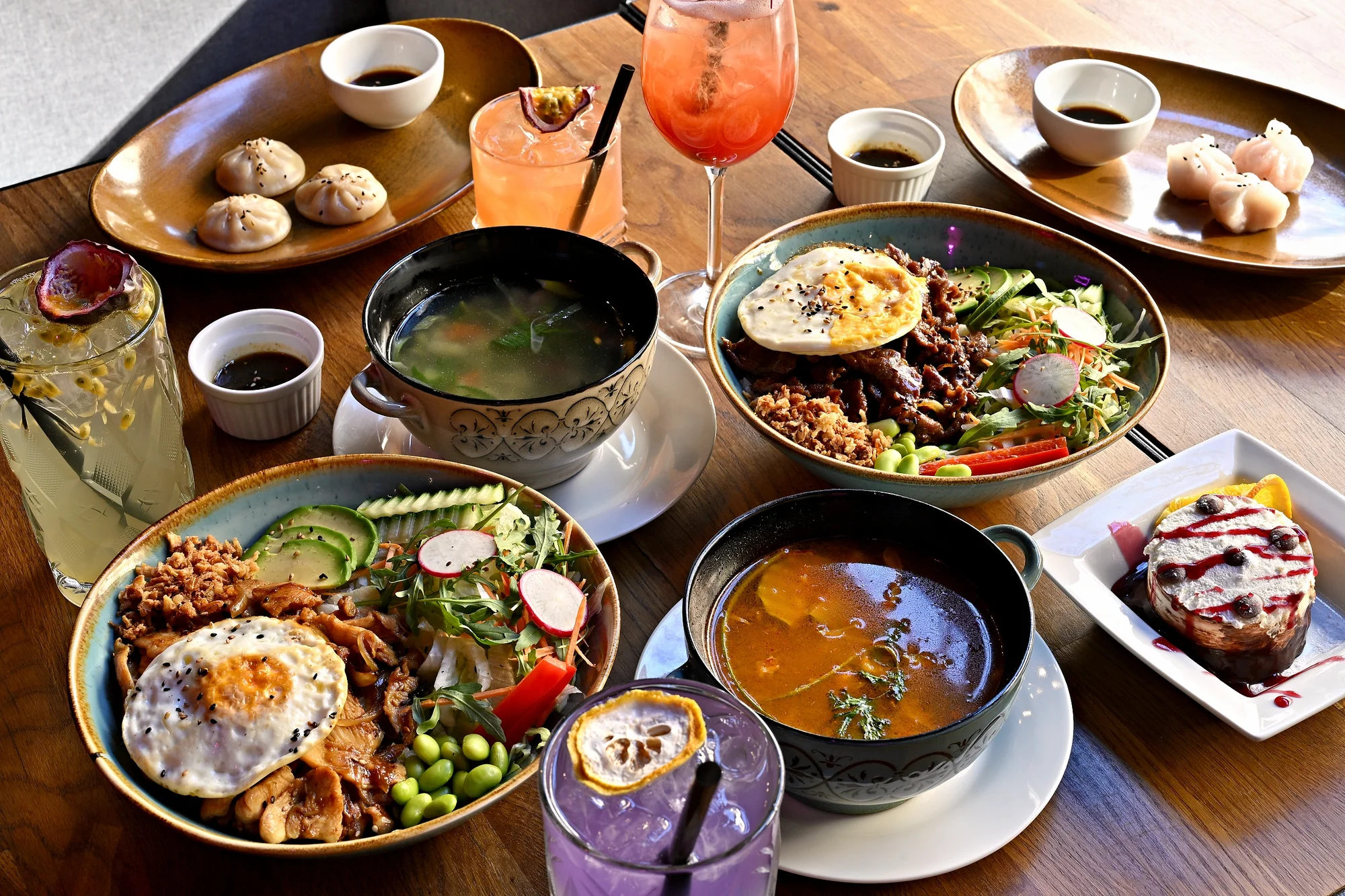 Limonády, koktejly a poke bowl s shishou či asijské menu pro dva na Vinohradech