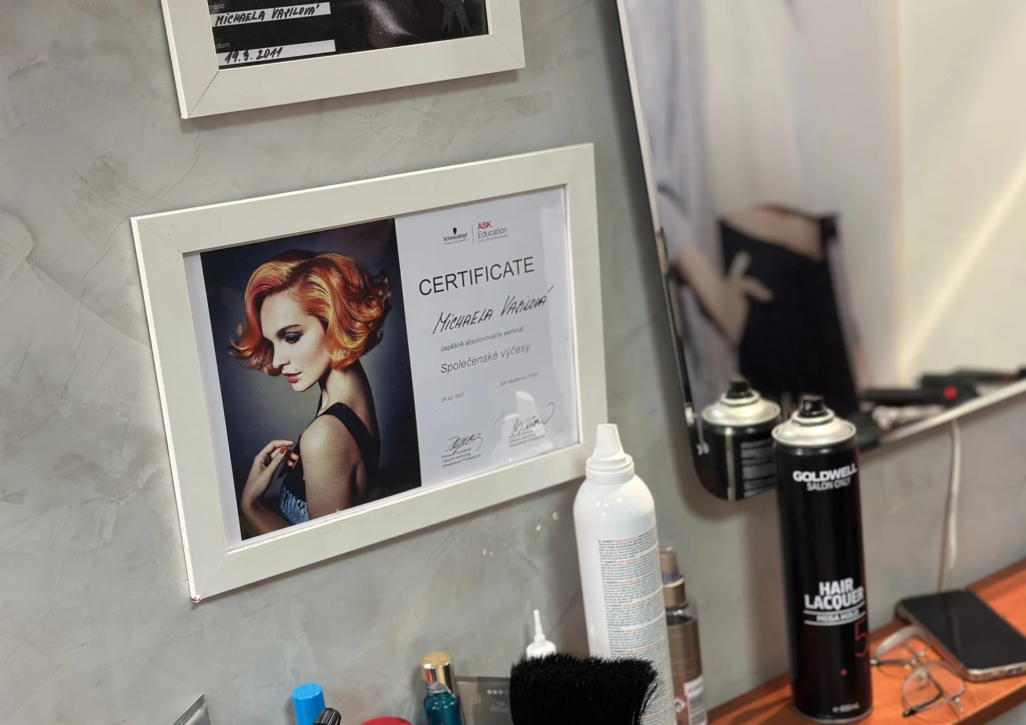 Dámský střih včetně regenerace a stylingu s možností barvení v Nuslích