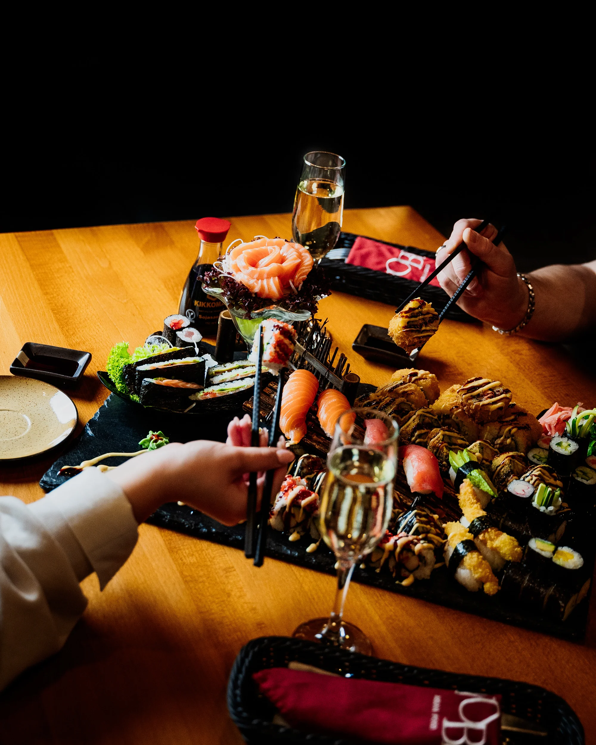 32 až 74 kousků pestrého sushi s rybami i zeleninou na suchém ledu