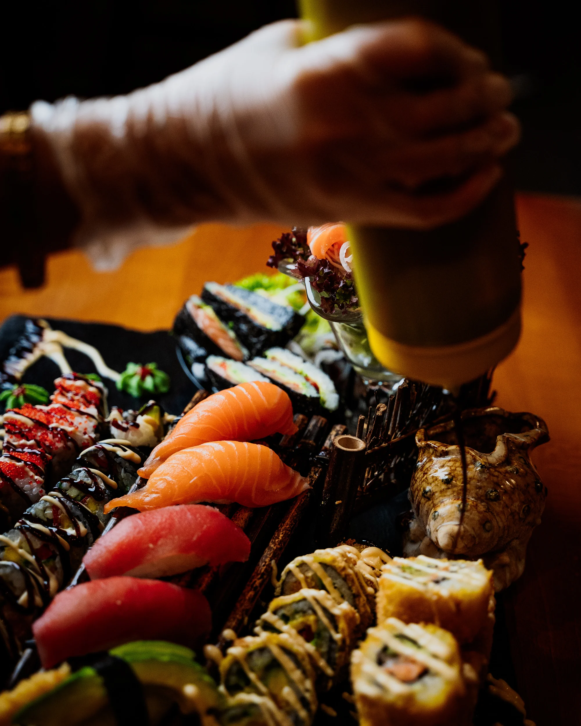 32 až 74 kousků pestrého sushi s rybami i zeleninou na suchém ledu