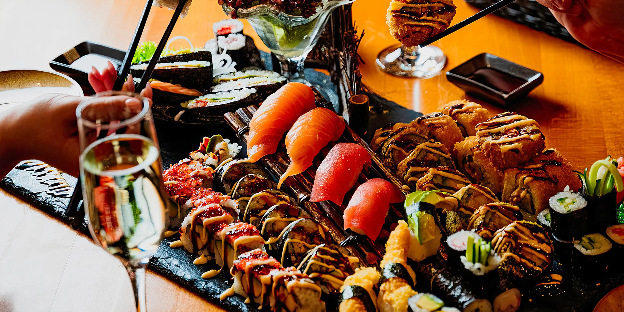 32 až 74 kousků pestrého sushi s rybami i zeleninou na suchém ledu