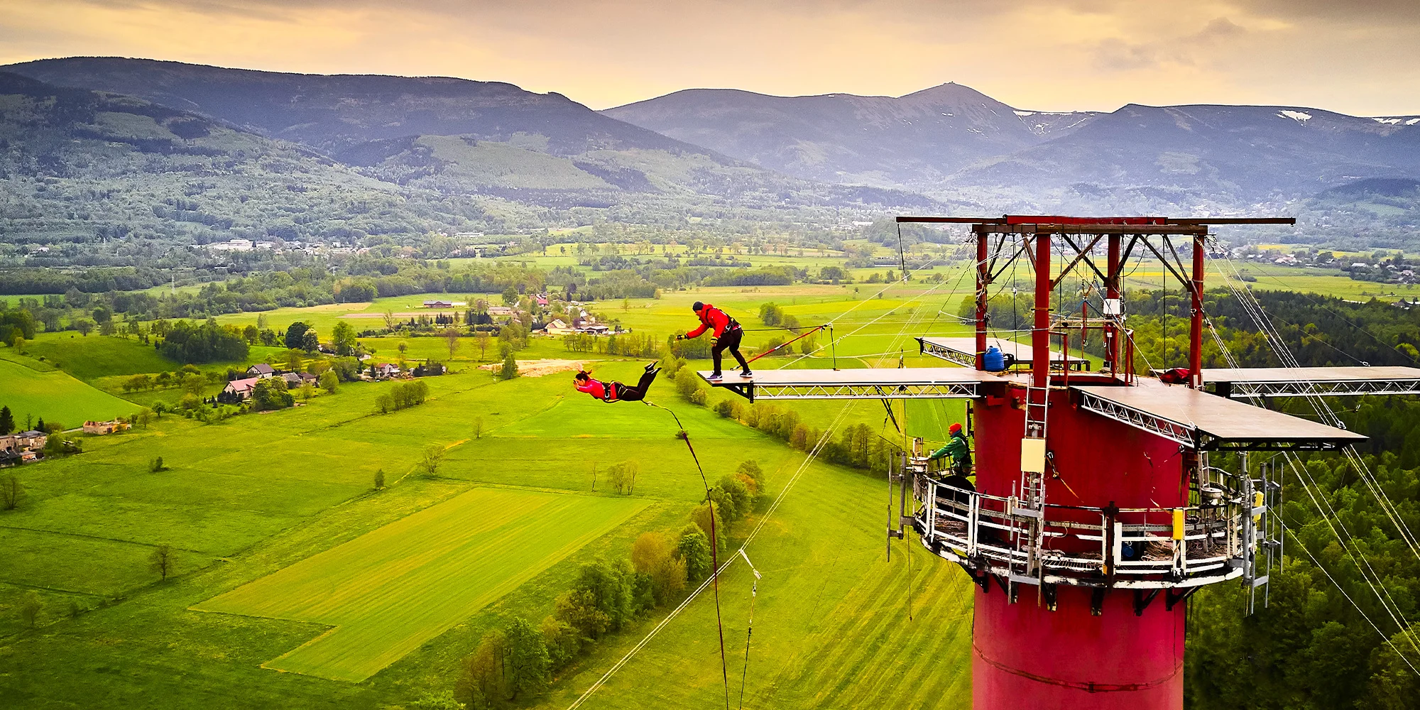 Seskok na laně z Giant Tower s výškou 100 m