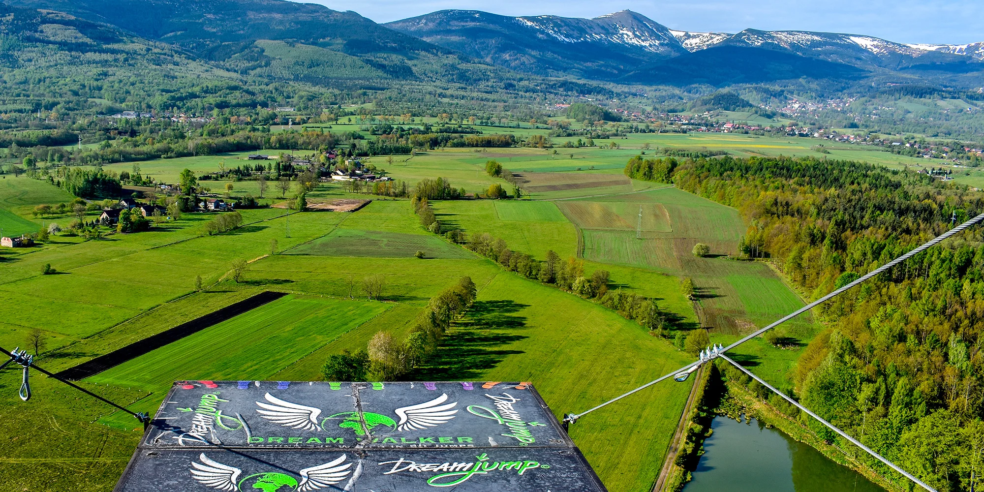 Seskok na laně z Giant Tower s výškou 100 m nedaleko polské Karpacze