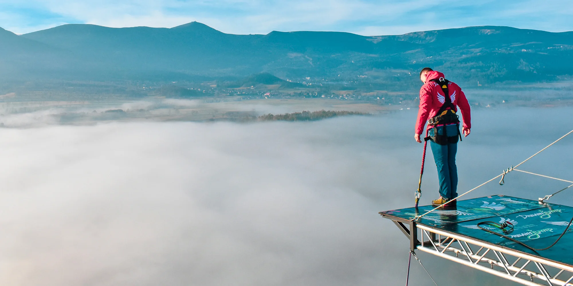 Seskok na laně z Giant Tower s výškou 100 m nedaleko polské Karpacze