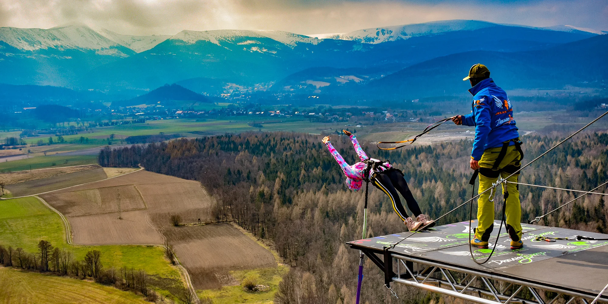 Seskok na laně z Giant Tower s výškou 100 m nedaleko polské Karpacze