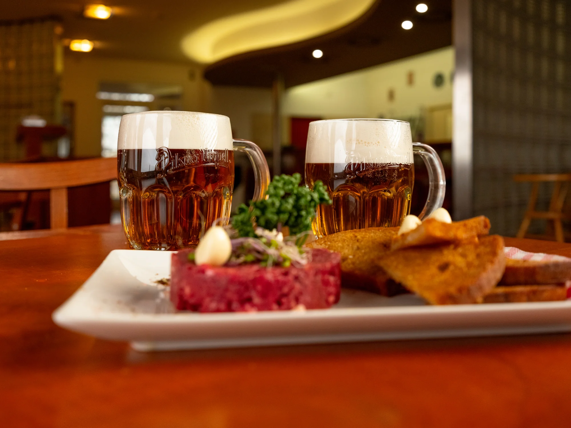 Namíchaný hovězí tatarský biftek s topinkami i se dvěma pivy Pilsner Urquell