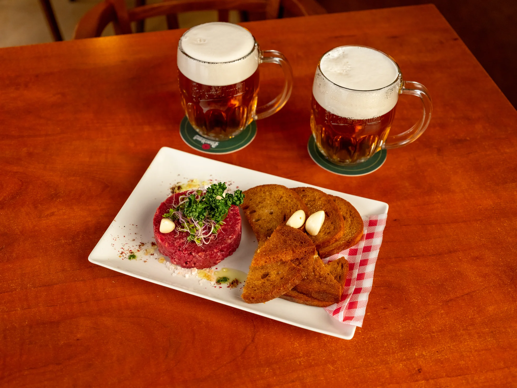 Namíchaný hovězí tatarský biftek s topinkami i se dvěma pivy Pilsner Urquell