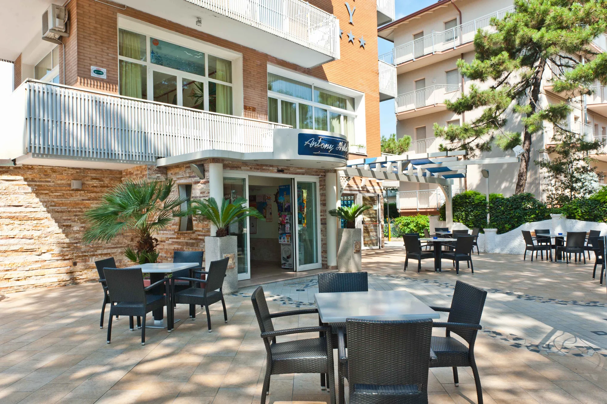 Letní dovolená v Itálii: hotel u pláže, bazén a plná penze s nápoji