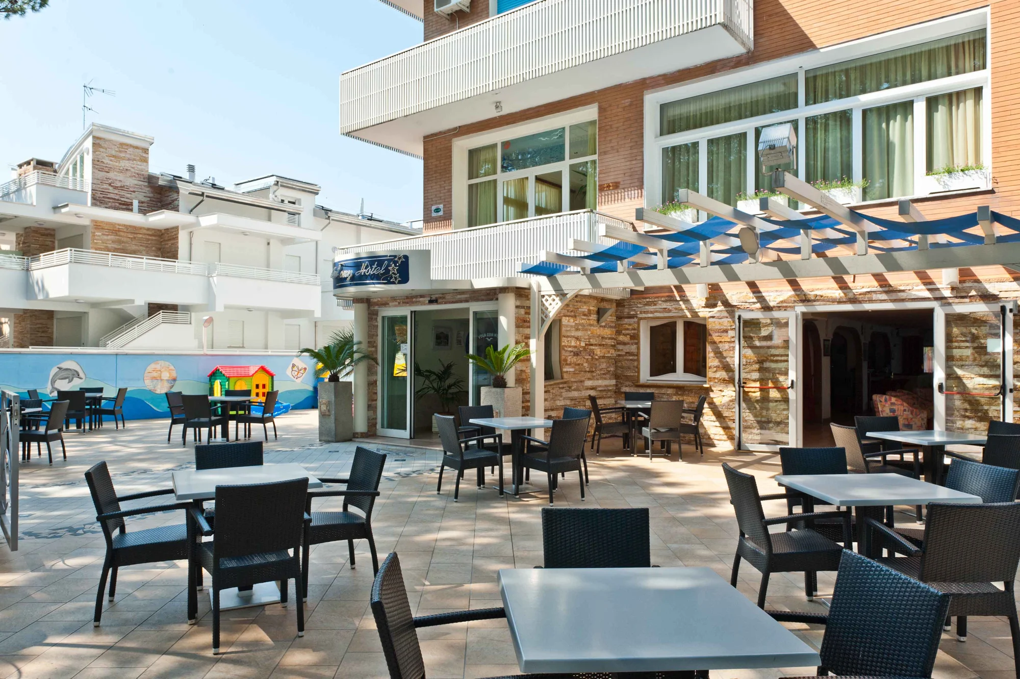Letní dovolená v Itálii: hotel u pláže, bazén a plná penze s nápoji