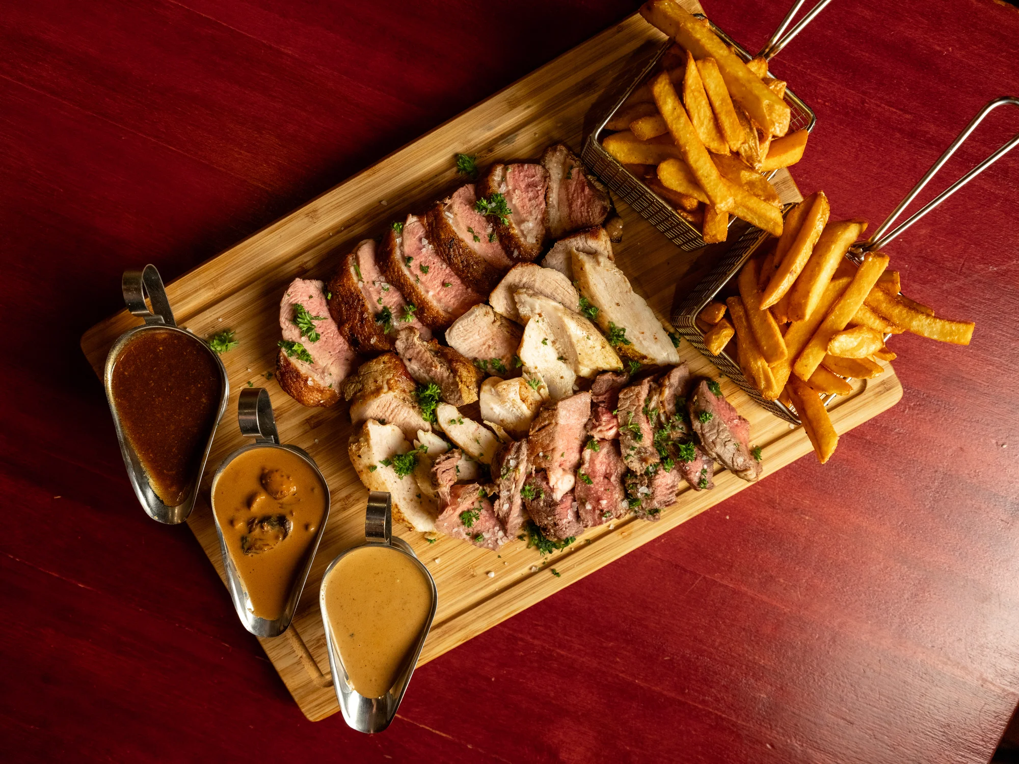 Mix grill se 4 druhy masa, hranolky a omáčkami pro 2 osoby
