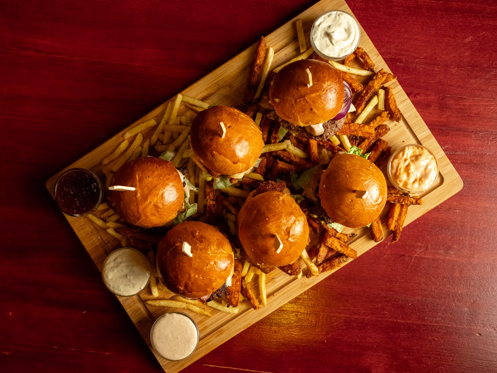 Speciální nabídka pro dva: 6 miniburgerů, dvoje hranolky a domácí dipy