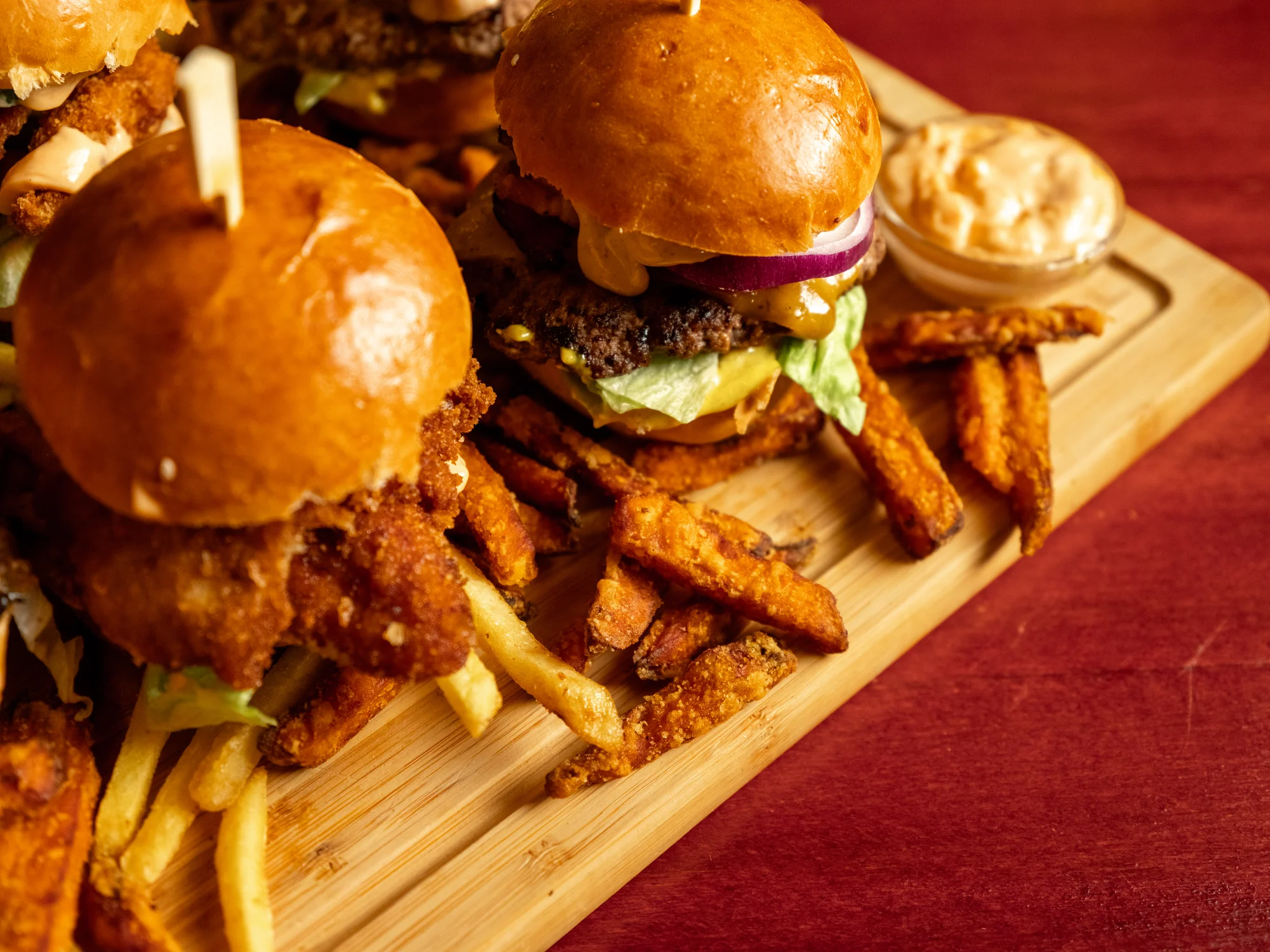 Speciální nabídka pro dva: 6 miniburgerů, dvoje hranolky a domácí dipy