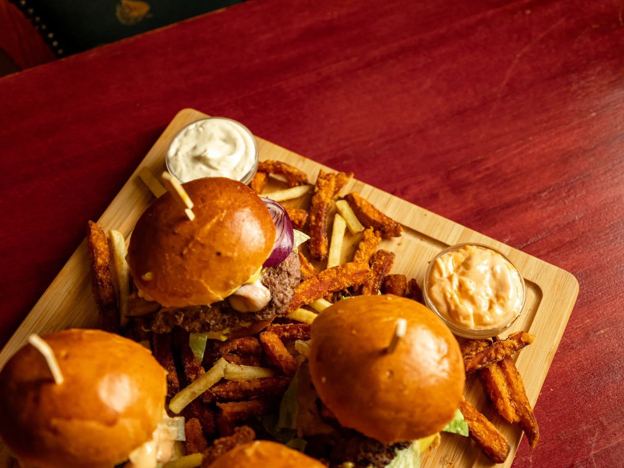 Speciální nabídka pro dva: 6 miniburgerů, dvoje hranolky a domácí dipy