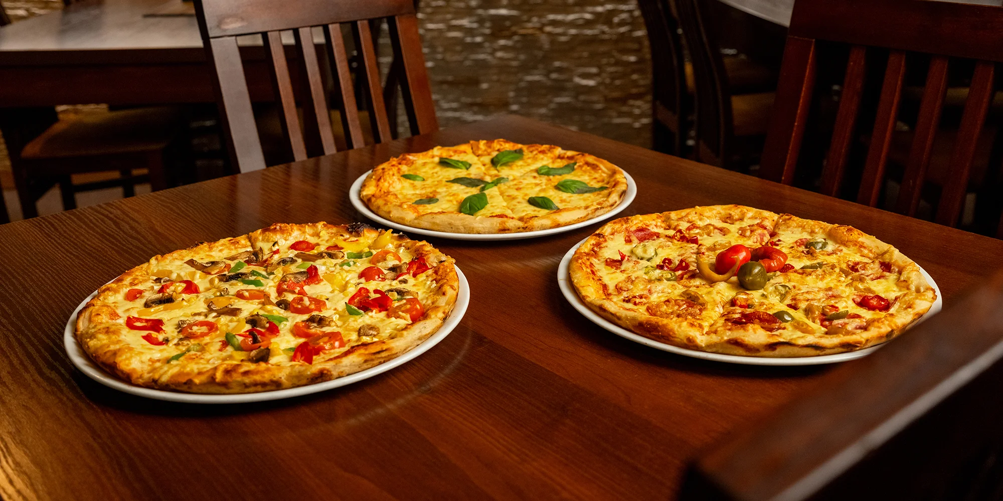 Jedna nebo dvě pizzy o průměru 32 cm podle výběru z 9 druhů