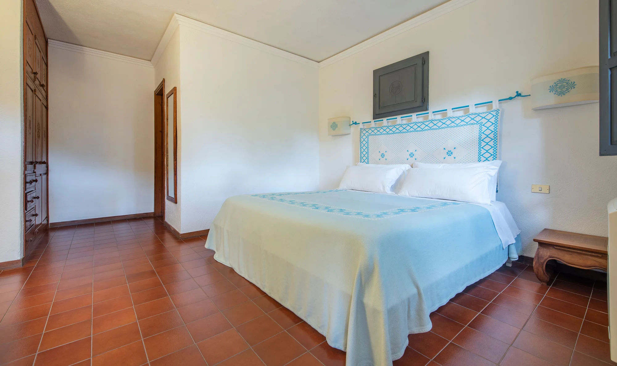 Sardinie: hotel v romantickém zálivu Cala Moresca, bazény, polopenze i možnost spa