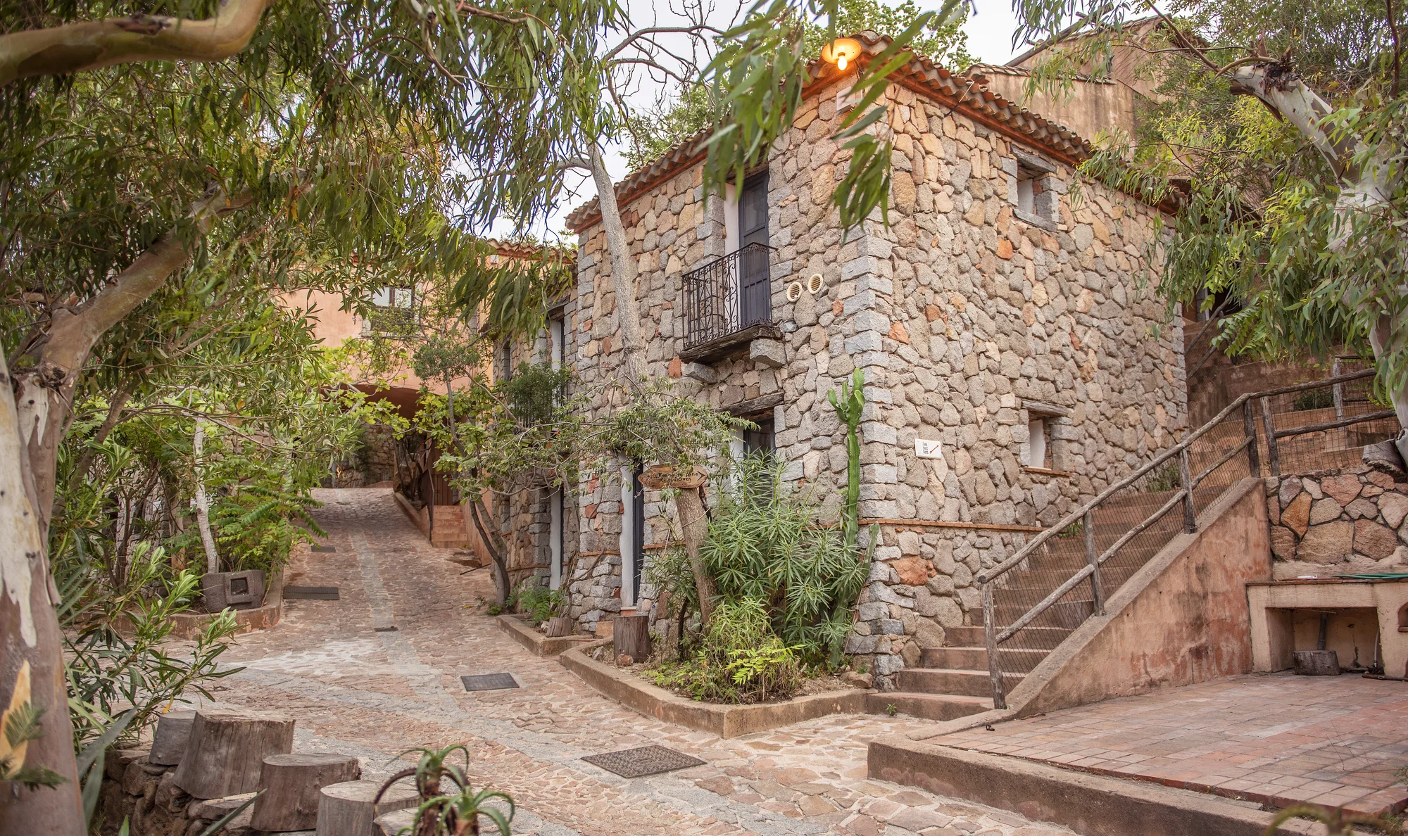 Sardinie: hotel v romantickém zálivu Cala Moresca, bazény, polopenze i možnost spa