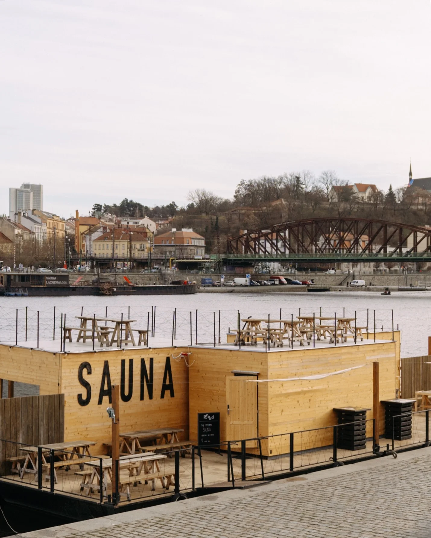 2 hodiny v sauně na Vltavě: relax pro 1-2 osoby s výhledem na Vyšehrad