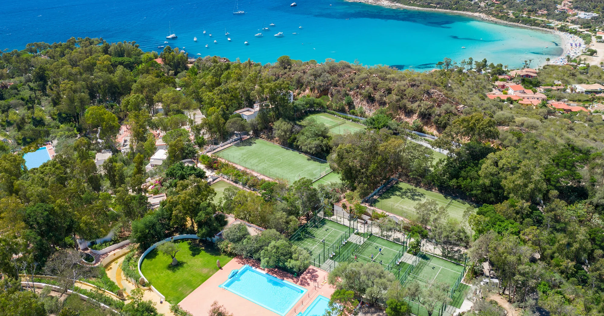 Sardinie: hotel v romantickém zálivu Cala Moresca, bazény, polopenze i možnost spa