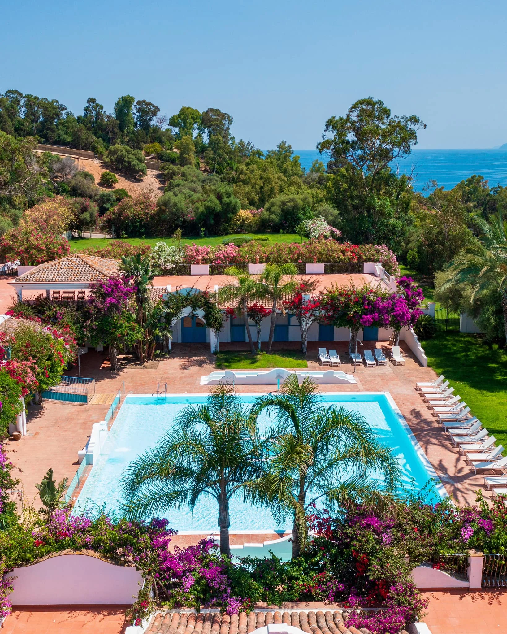 Sardinie: hotel v romantickém zálivu Cala Moresca, bazény, polopenze i možnost spa