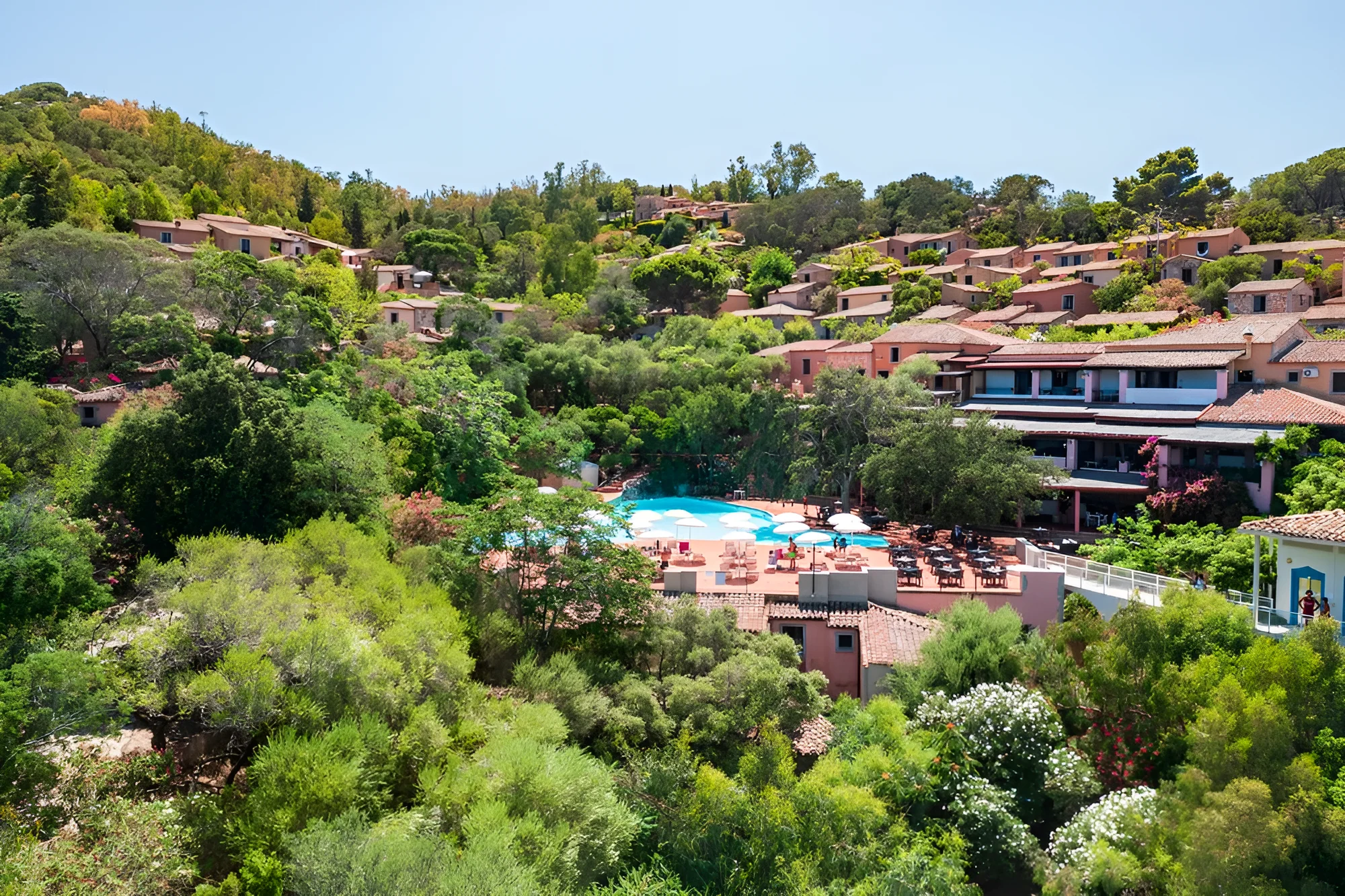 Sardinie: hotel v romantickém zálivu Cala Moresca, bazény, polopenze i možnost spa