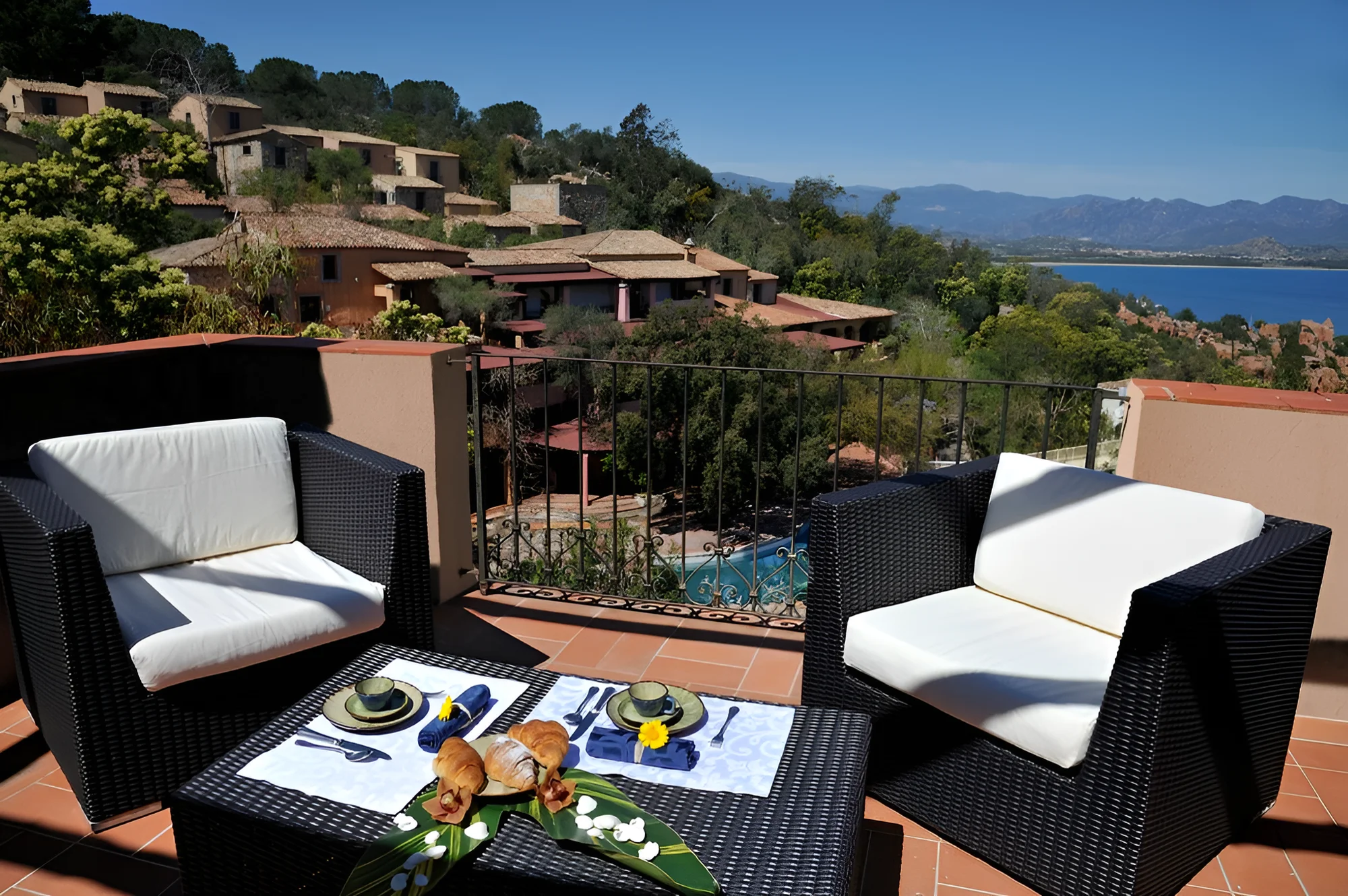 Sardinie: hotel v romantickém zálivu Cala Moresca, bazény, polopenze i možnost spa
