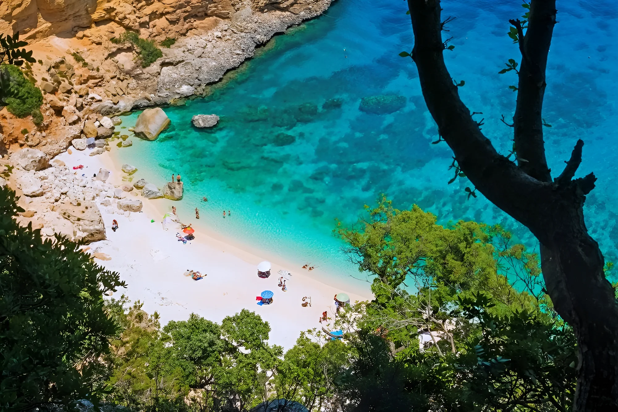 Sardinie: hotel v romantickém zálivu Cala Moresca, bazény, polopenze i možnost spa