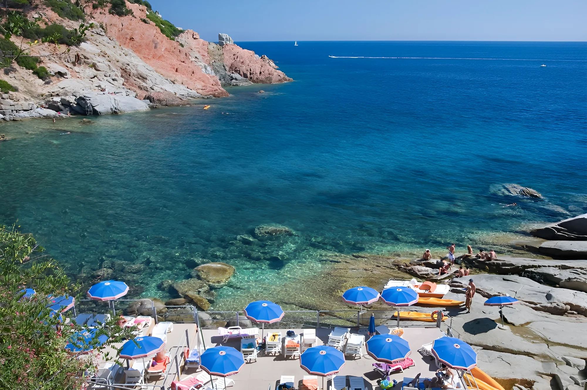 Sardinie: hotel v romantickém zálivu Cala Moresca, bazény, polopenze i možnost spa