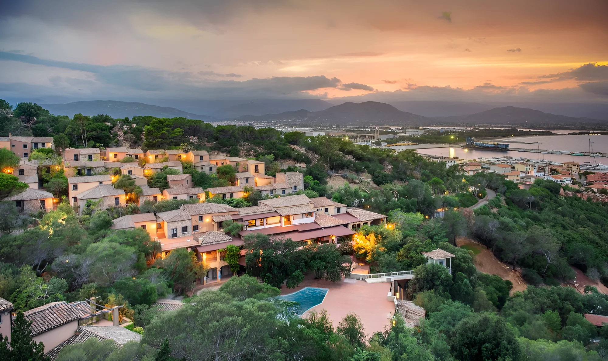 Sardinie: hotel v romantickém zálivu Cala Moresca, bazény, polopenze i možnost spa
