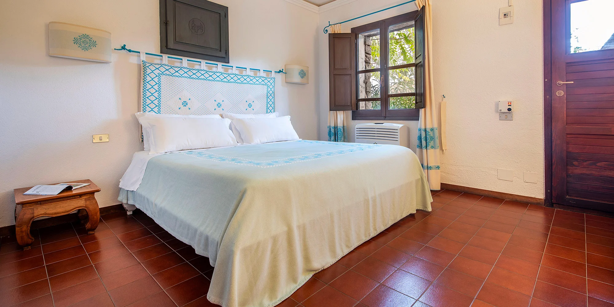 Sardinie: hotel v romantickém zálivu Cala Moresca, bazény, polopenze i možnost spa