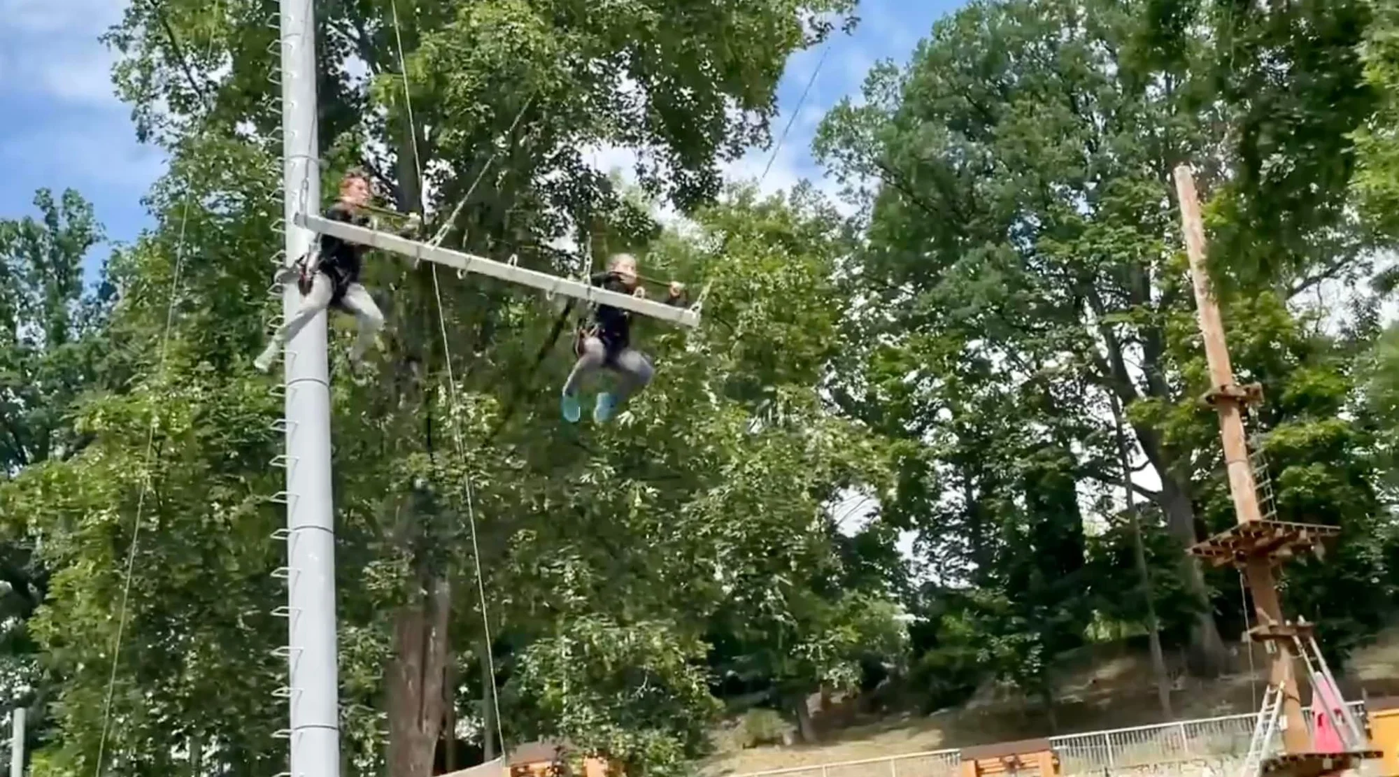 Pořádná dávka adrenalinu: seskok na obří houpačce pro 1 či 2 osoby