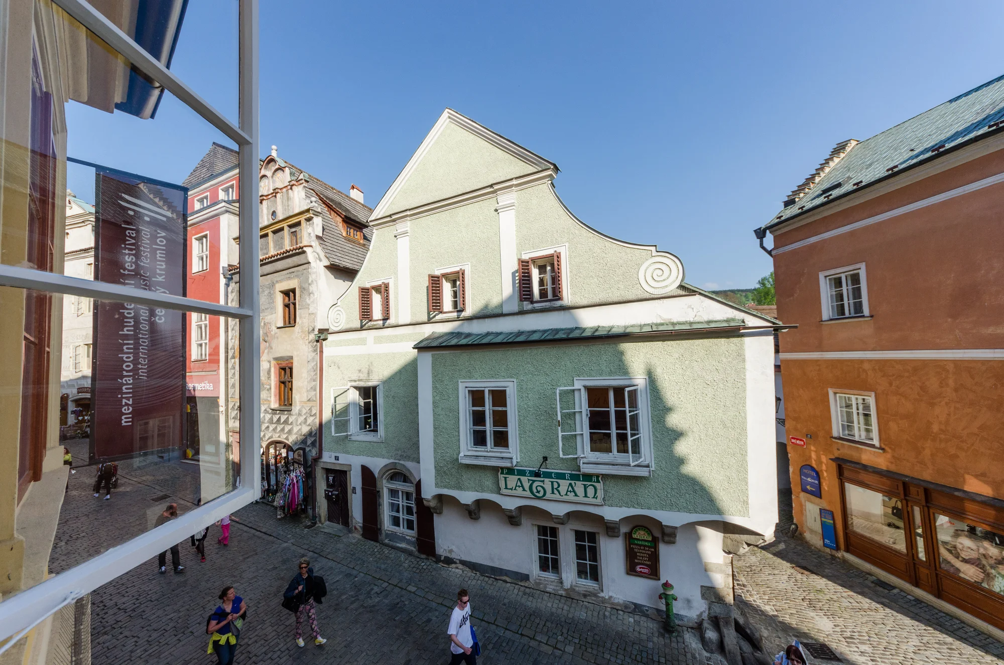 Ubytování jen pár kroků od krumlovského zámku: na výběr apartmán i pokoj s terasou