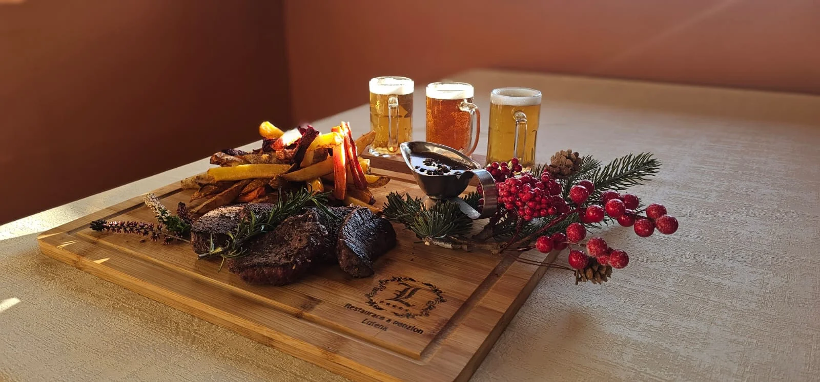 Dančí steak z kýty, omáčka a příloha podle výběru a ochutnávka piv