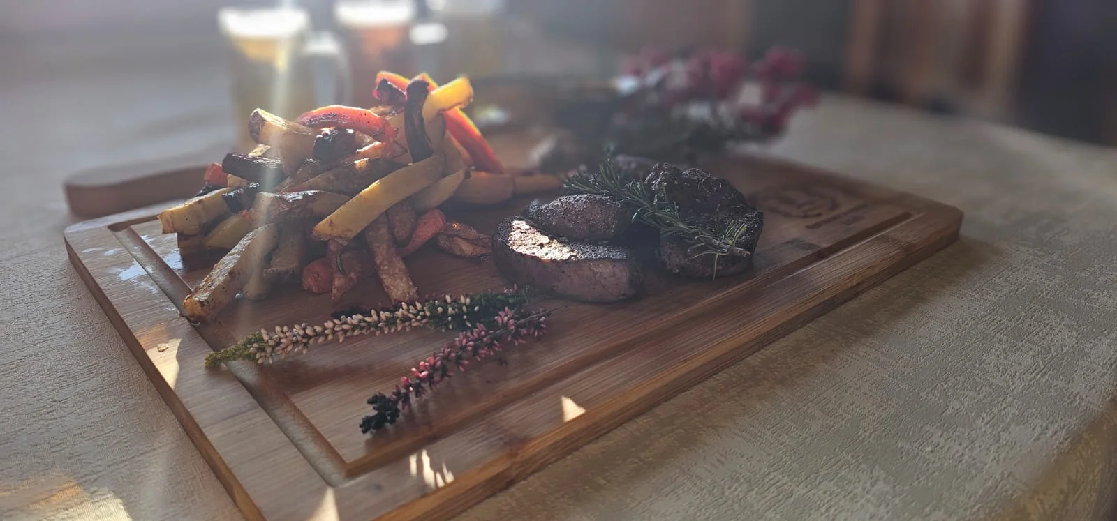 Dančí steak z kýty, omáčka a příloha podle výběru a ochutnávka piv