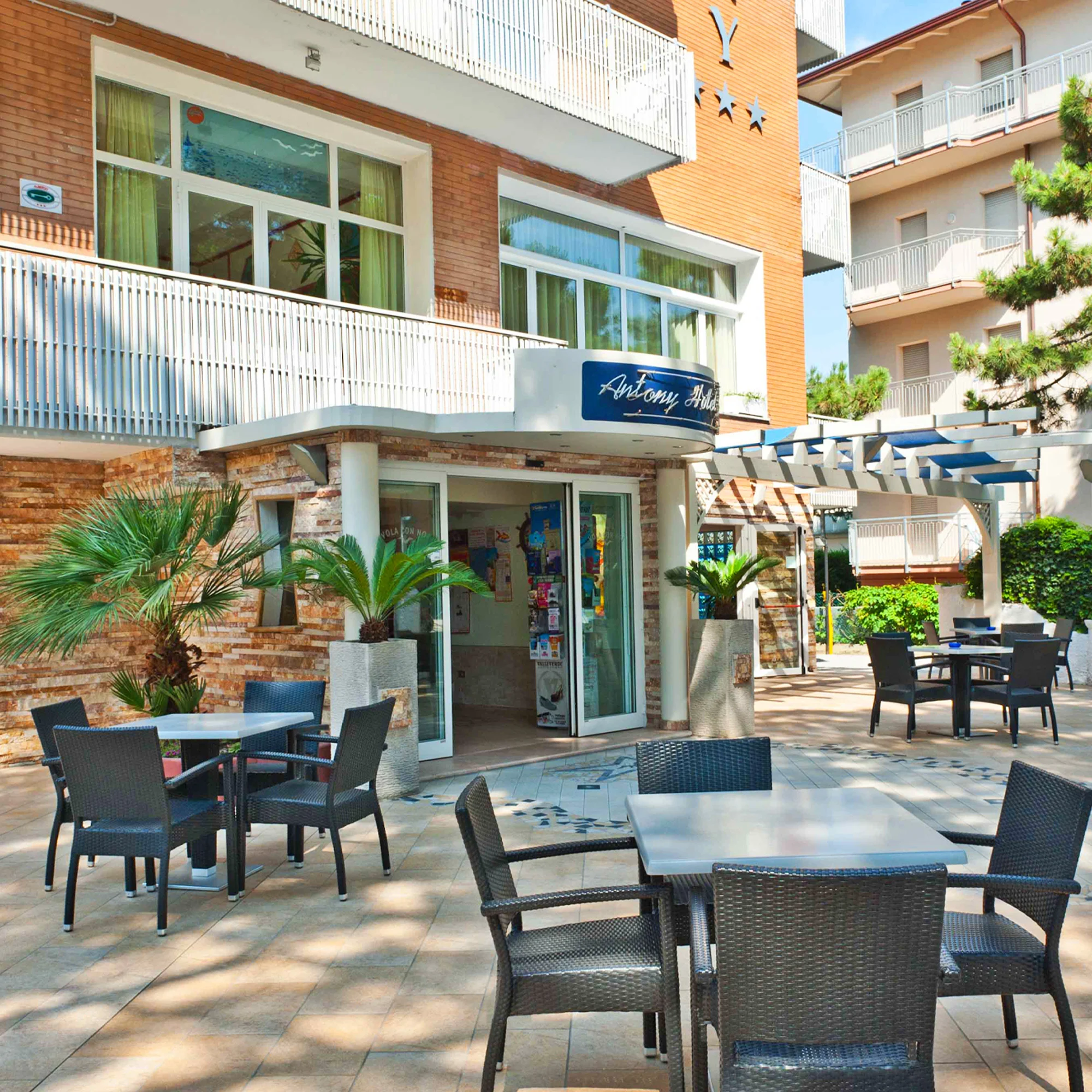 Letní dovolená v Itálii: hotel u pláže, bazén a plná penze s nápoji