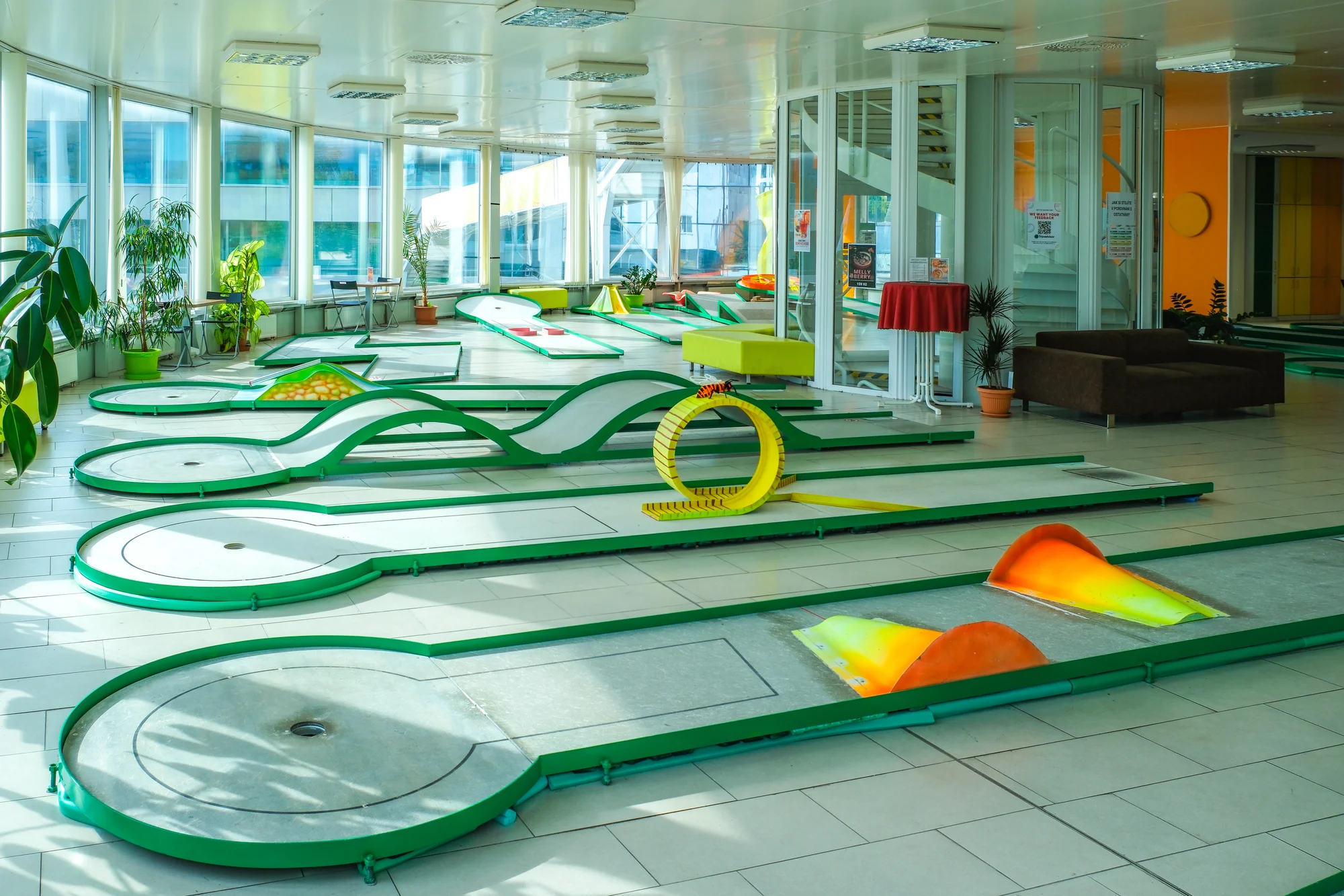 Krytý minigolf na břehu Vltavy vedený profíky: celodenní vstup ve všední dny pro děti i dospělé