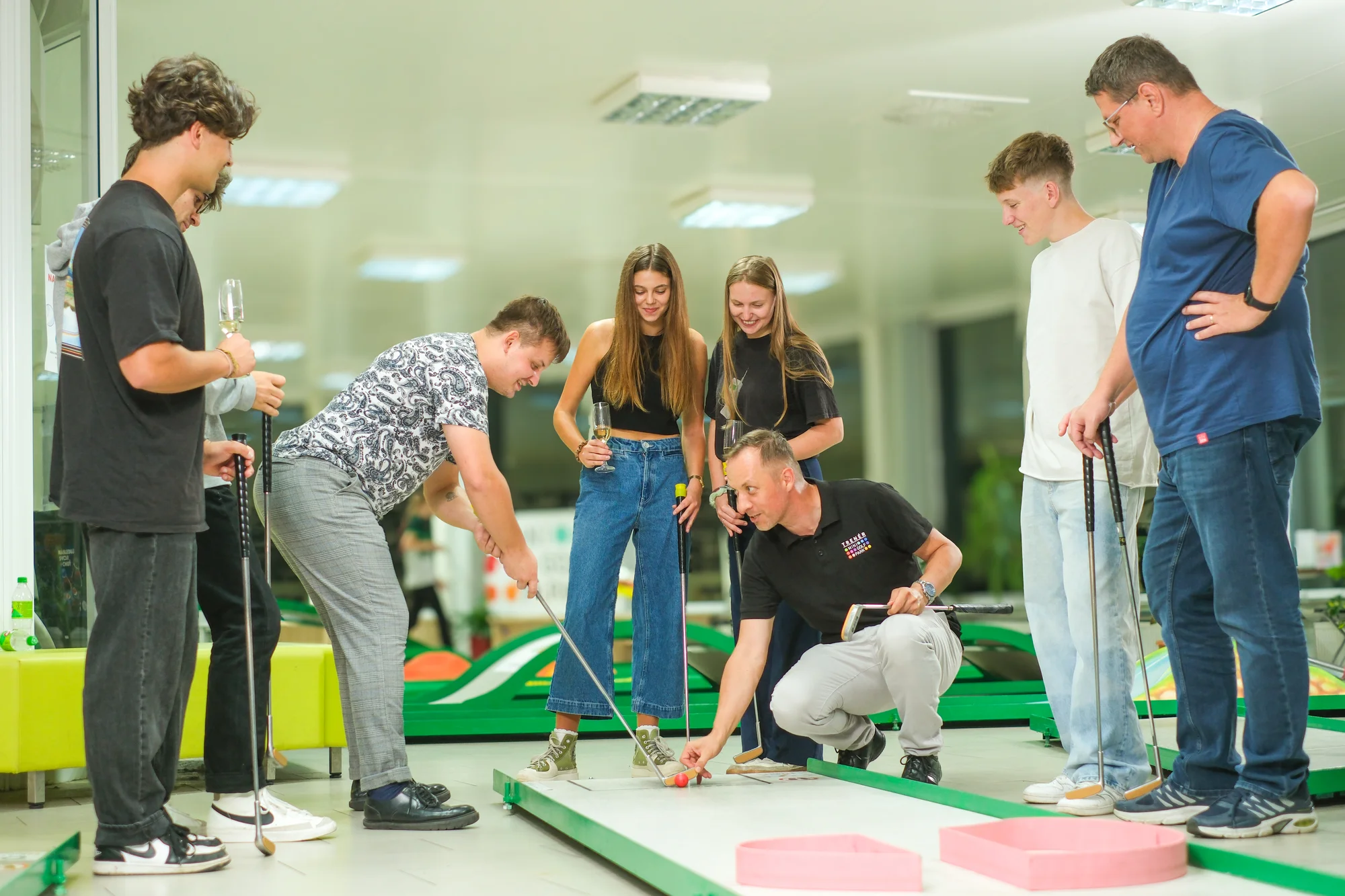 Krytý minigolf na břehu Vltavy vedený profíky: celodenní vstup ve všední dny pro děti i dospělé