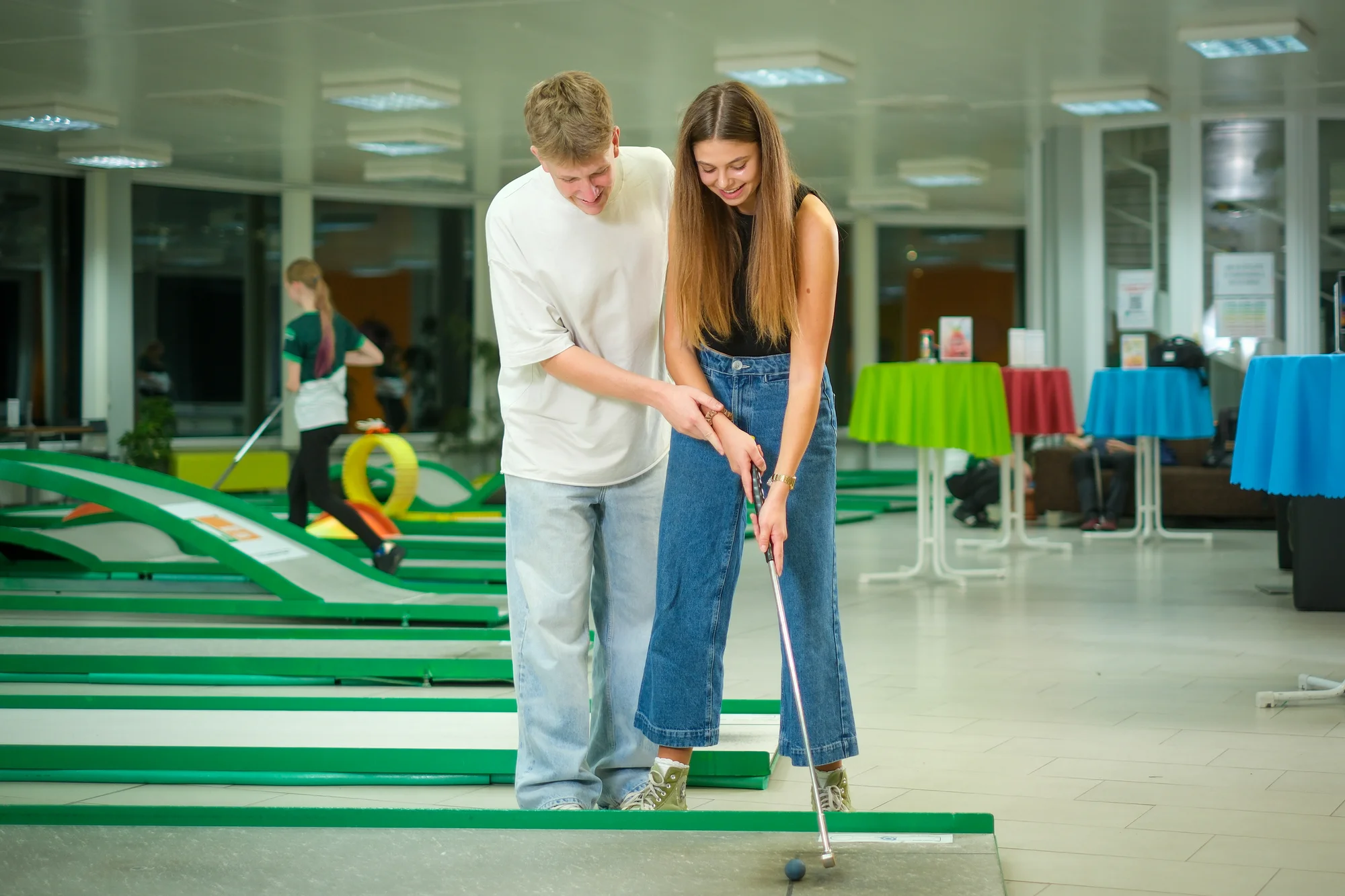 Krytý minigolf na břehu Vltavy vedený profíky: celodenní vstup ve všední dny pro děti i dospělé