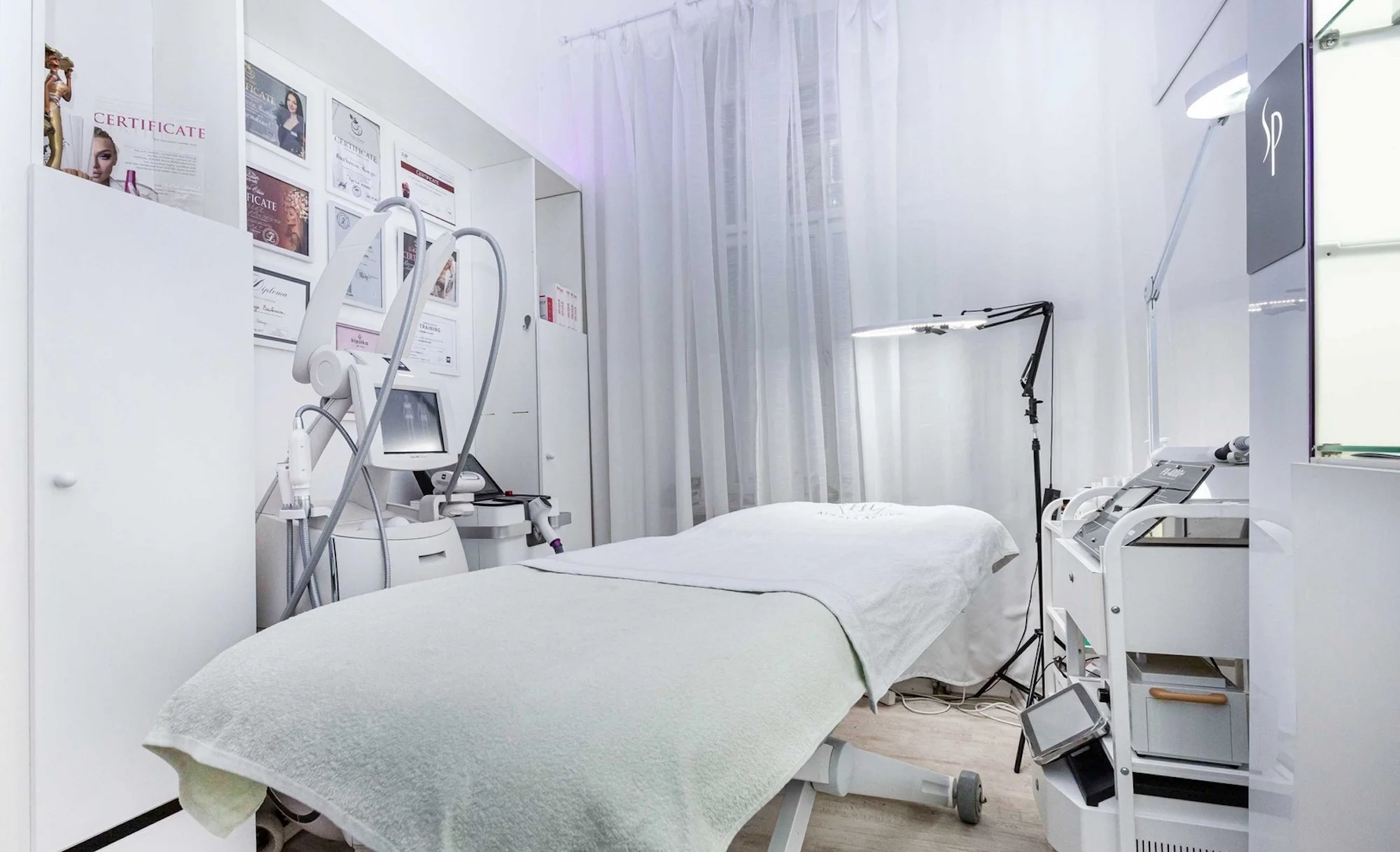 Permanentní make-up: oční linky, obočí pudrovou metodou i výplň rtů