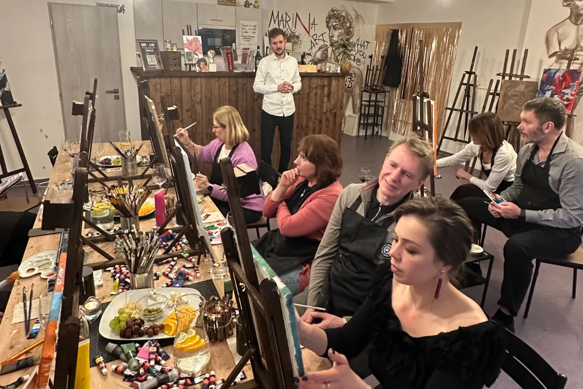 Art-degustace pro 1 či 2 osoby: zážitkový večer s malováním a ochutnávkou 6 vzorků vín