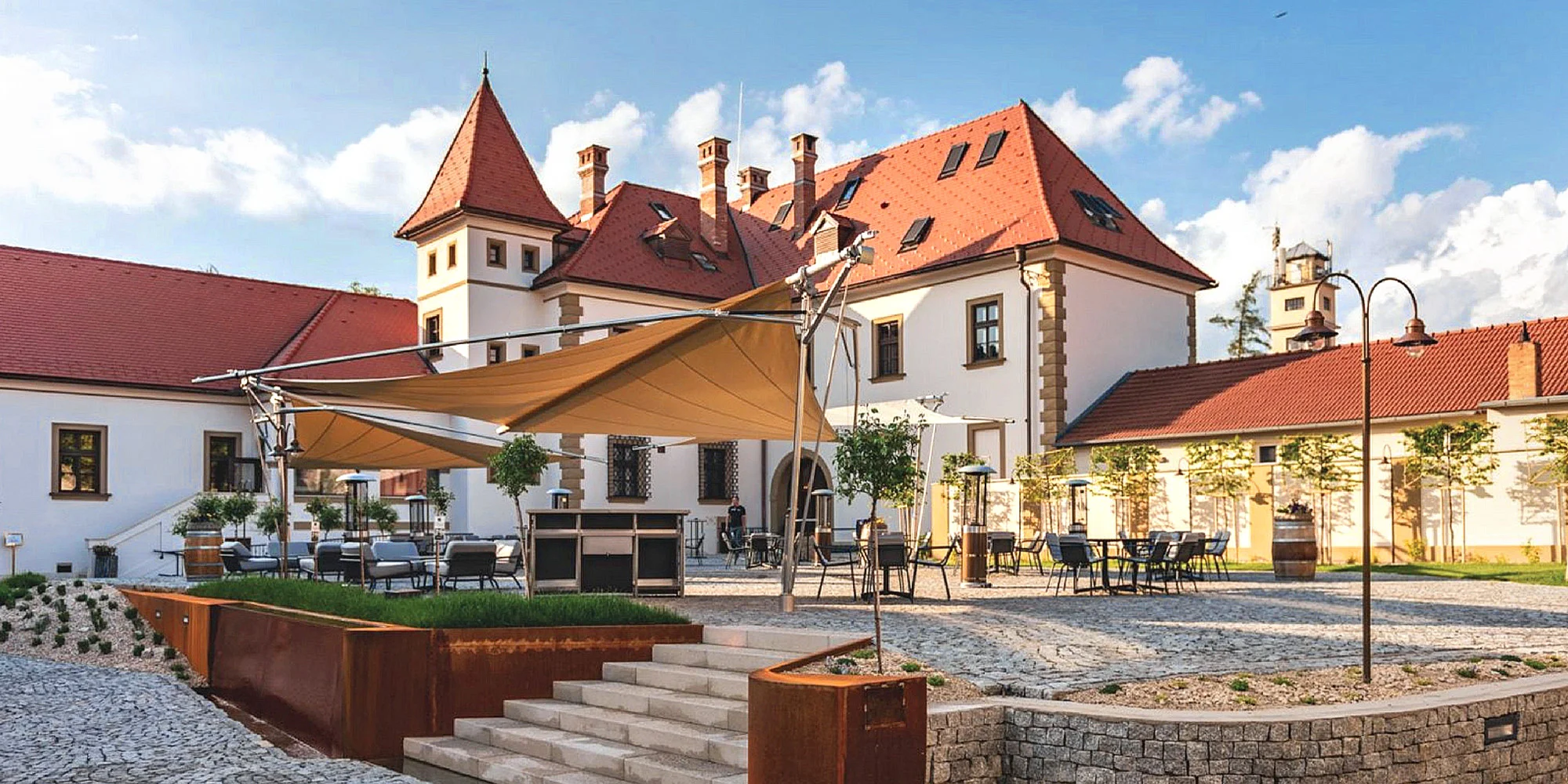 Krásný zámecký hotel u Bratislavy s vinohrady i pivovarem