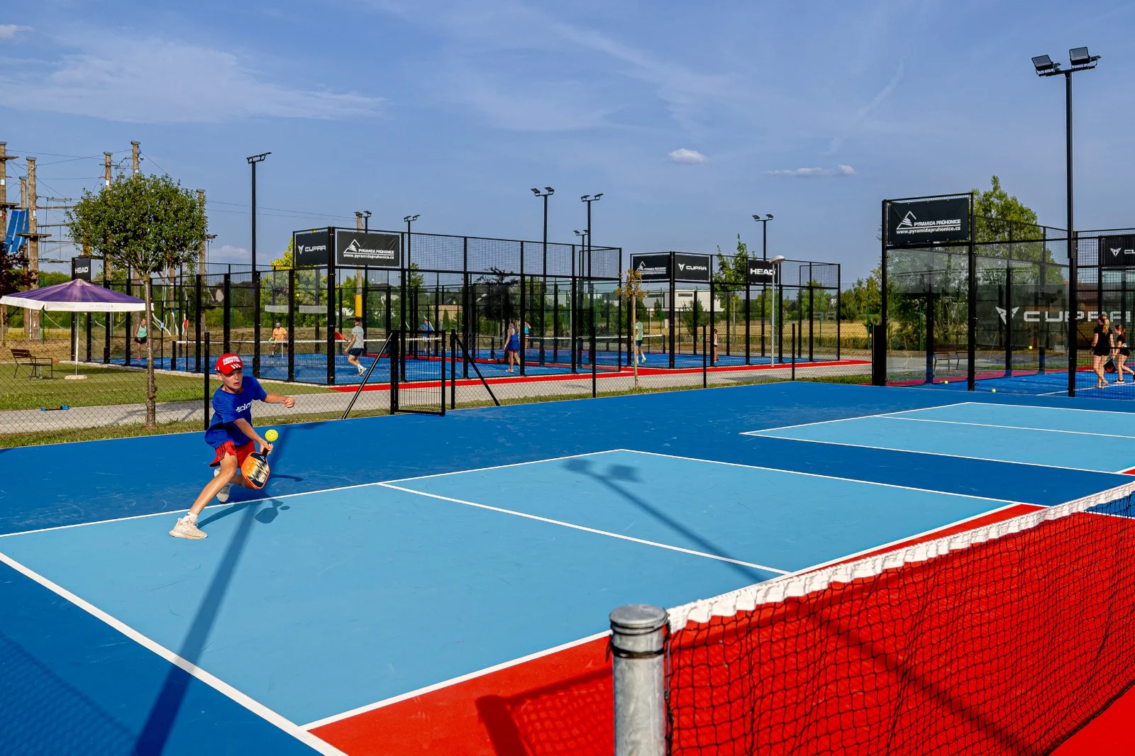 Zahrajte si beachvolejbal, tenis, pickleball nebo padel ve Sportparku