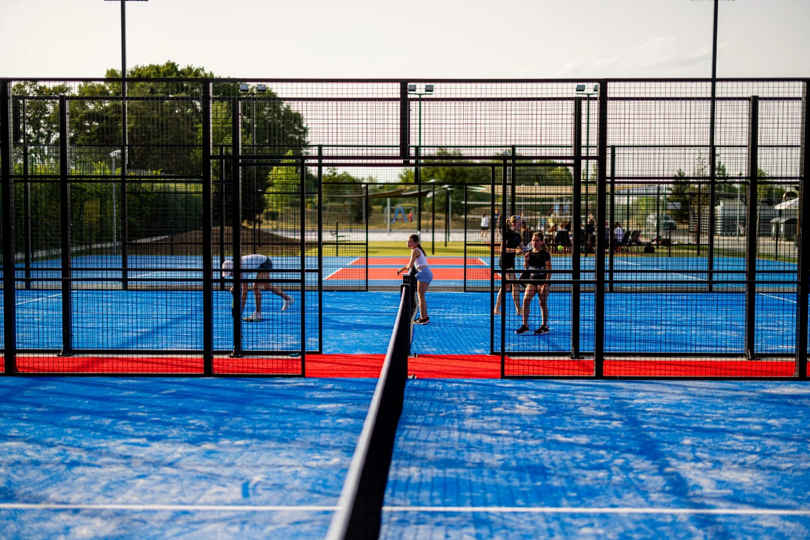 Zahrajte si beachvolejbal, tenis, pickleball nebo padel ve Sportparku